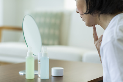 収れん化粧水やふき取り化粧水を使う女性