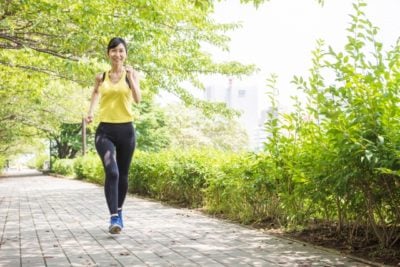 ウォーキングをする女性