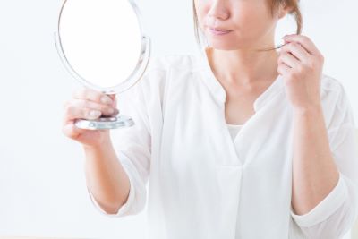 黄くすみで悩む女性の写真