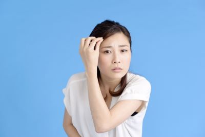 顔ダニとニキビを気にする女性