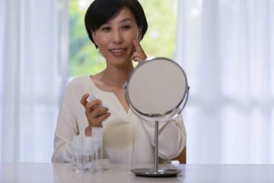 化粧水を塗る50代の女性