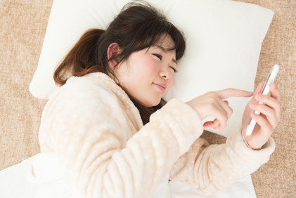 メイクを落さず寝落ちした女性