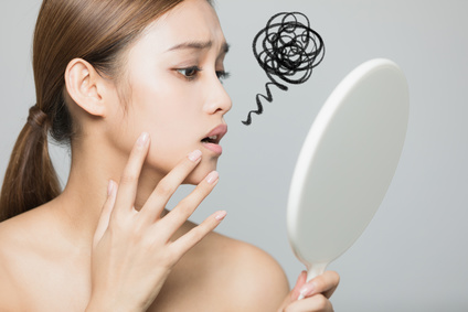 肌悩みを気にする女性