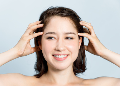 美容師オススメのエイジングケアシャンプーを使用する女性