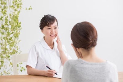 エステティックサロンで相談する女性