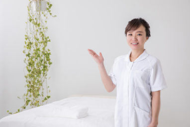 アンダーヘア脱毛の美容クリニックを紹介する看護師