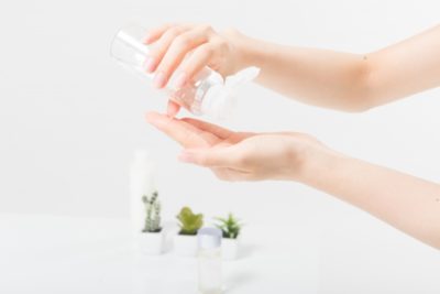 手づくりした化粧水を使用する女性
