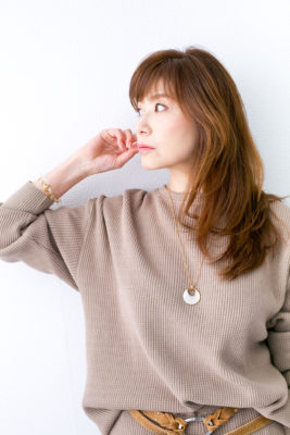 ベージュの服を着る白山真希さん