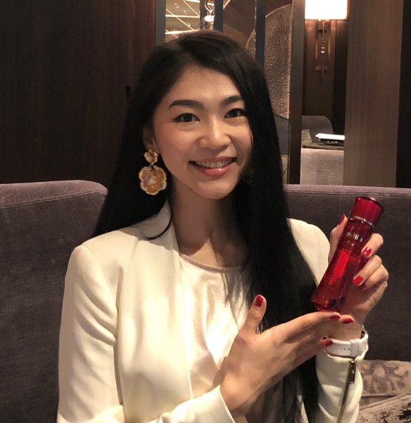 エイジングケア化粧水ナールスピュア持つ長嶋さん