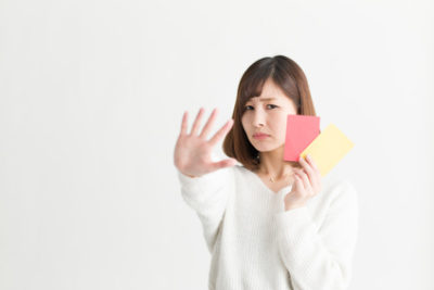 施術できないと伝える女性