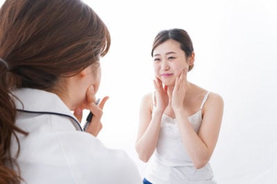 学的エビデンスから保湿クリームの使い方が知りたい女性