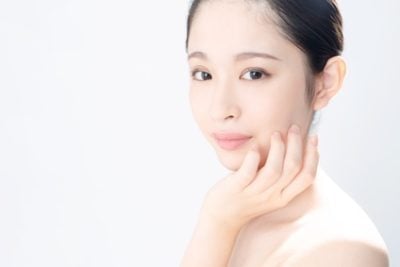 ほうれい線改善に取り組む女性