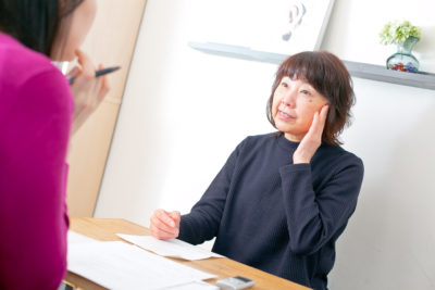 60代女性のナールス化粧品半年使用インタビューの様子