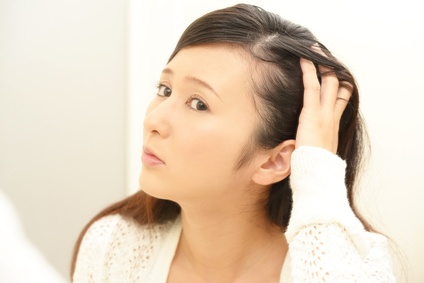 加齢に伴う毛髪の変化に悩む女性
