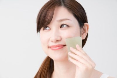 かっさを使ってたるみ予防をする女性