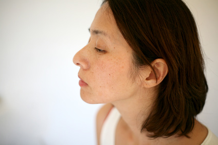 顔に不要なものを溜め込んでいる女性