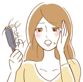 抜け毛に悩む女性