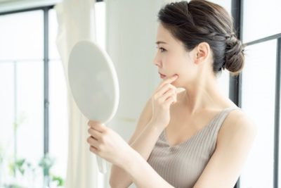 小じわを気にする女性