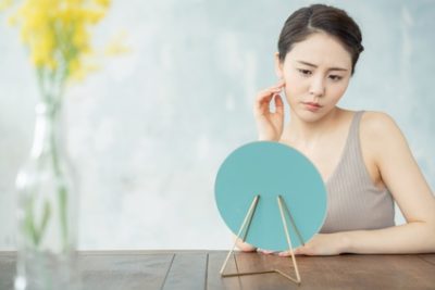 おすすめの美容液を探す50代の女性