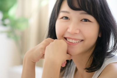 PCA-Na（ピロリドンカルボン酸ナトリウム）化粧品の保湿効果を実感する女性