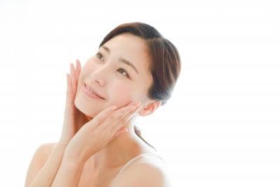 プロリン配合の美容液を試す女性