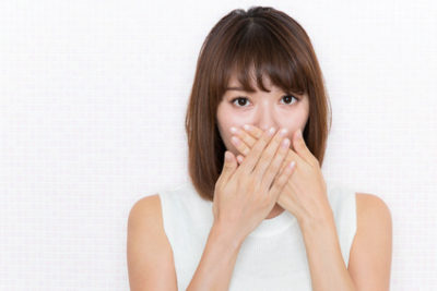 皮膚常在菌を心配する女性