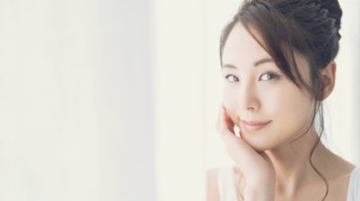 クレンジング料の選び方を説明する女性