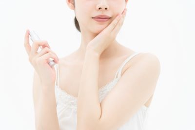 夏に化粧水をつける女性