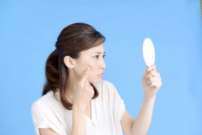 出血していないか確認する女性