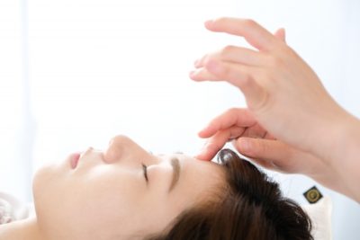 切開しない脱脂術を受ける女性
