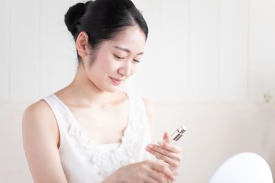 くすみ予防の美容液を選ぶ女性