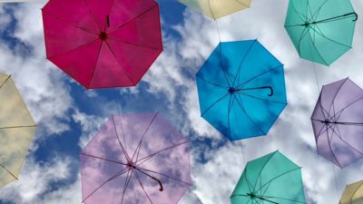 梅雨のイメージであるカラフルな沢山の傘
