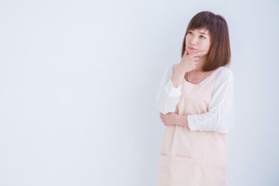 ミリスチン酸ポリグリセリル-10について考える女性
