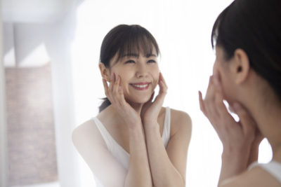 表情筋を観察する女性