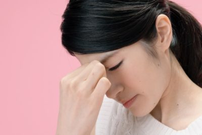 炎症で目が疲れている女性