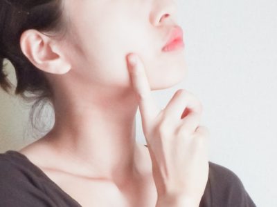 乾燥性敏感肌について考える女性