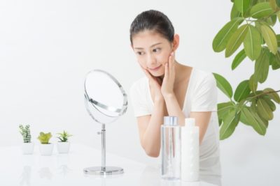 エイジングケア化粧水を使う30代の普通肌の女性
