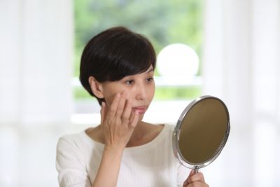 シワのある女性