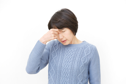 加齢黄斑変性に悩む女性
