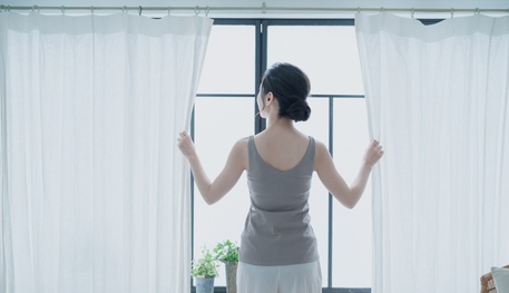 朝日を浴びる女性