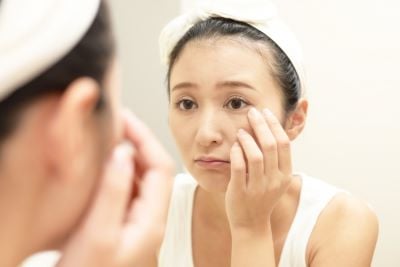 目元のくすみが気になる女性