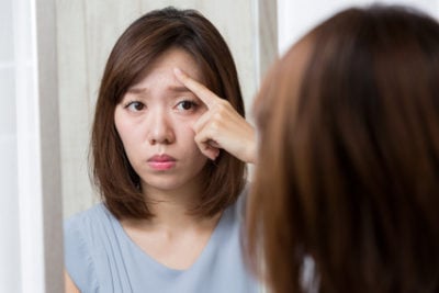 自身のTゾーンのテカリを気にする女性