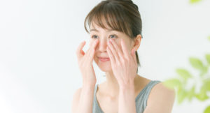 メイクで目元のくすみを明るくしたい30代の女性