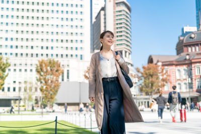 日頃の生活の中で紫外線対策を行う女性
