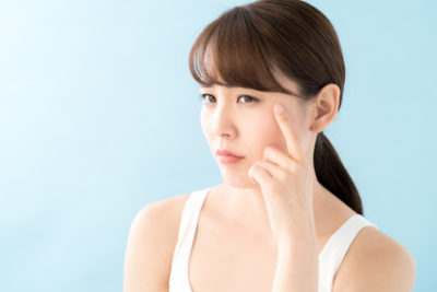 目元の皮膚の薄さを気にする女性