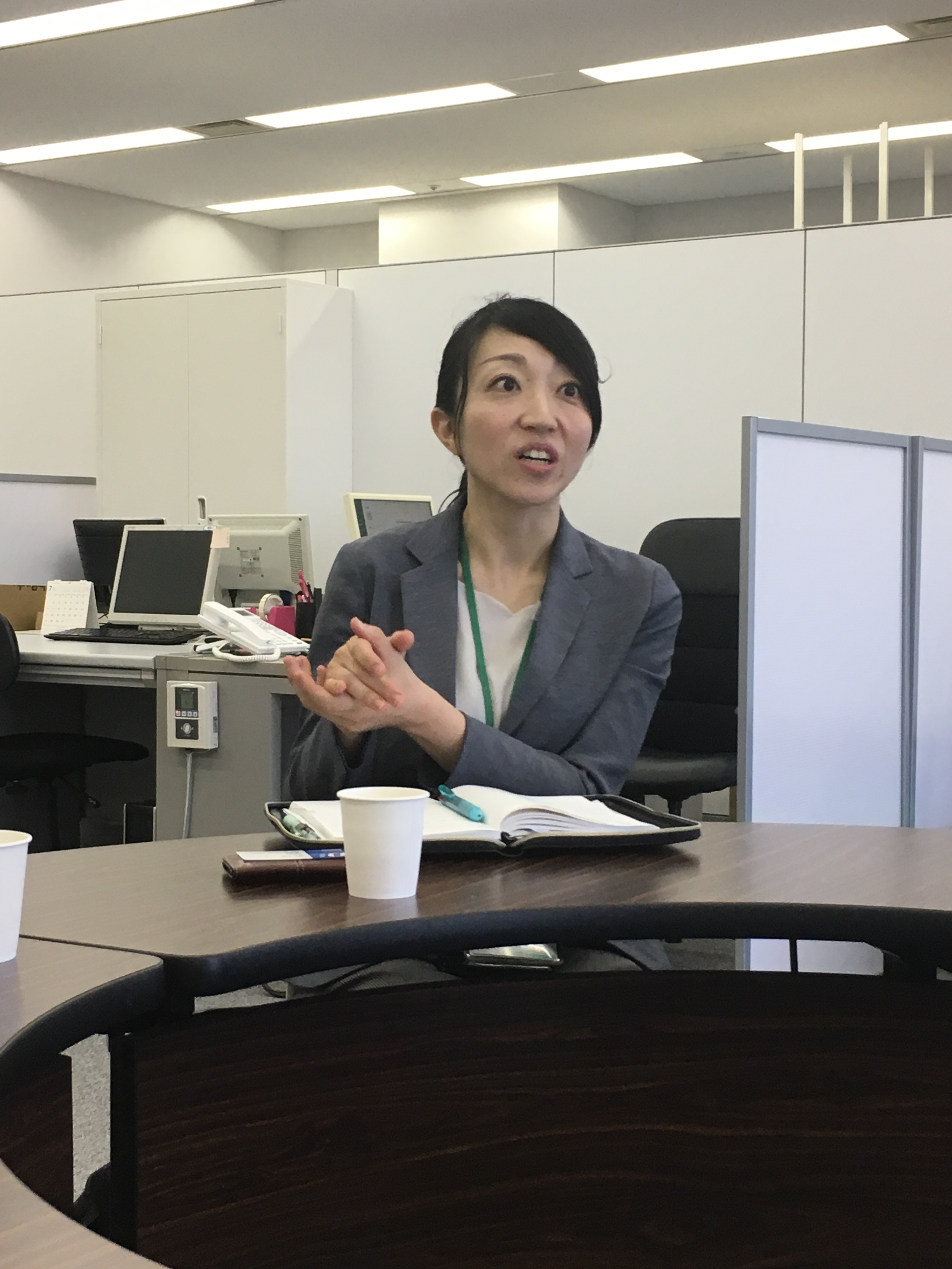 日焼け止めについて話す山内さん