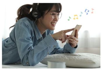 ストレス解消のために音楽を聴く女性