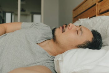 枕のイオイが臭い男性