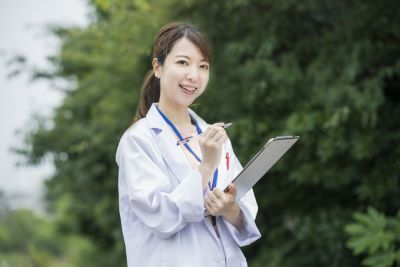 プラセンタ注射の方法を説明する医師