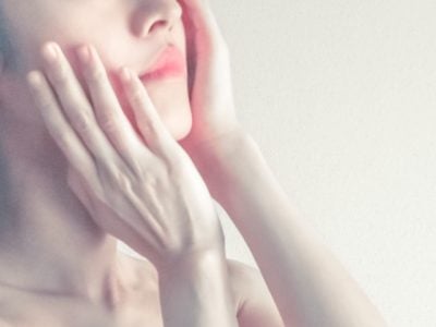 ほうれい線ケアを考える女性